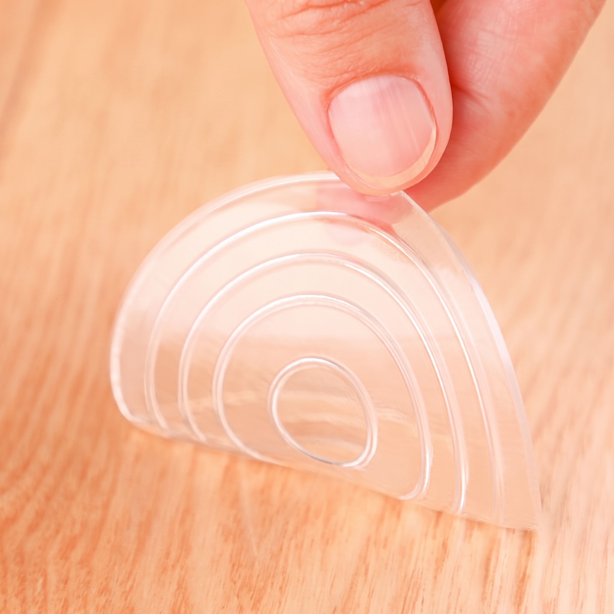 Flexibles Silikon: Möbelstopper zwischen den Fingern gebogen